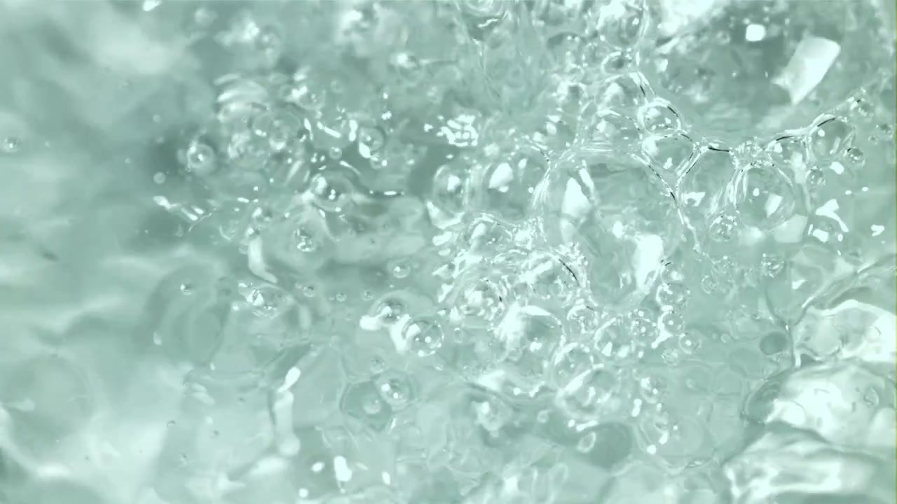 Primo piano di acqua limpida con bolle che scorre e schizza