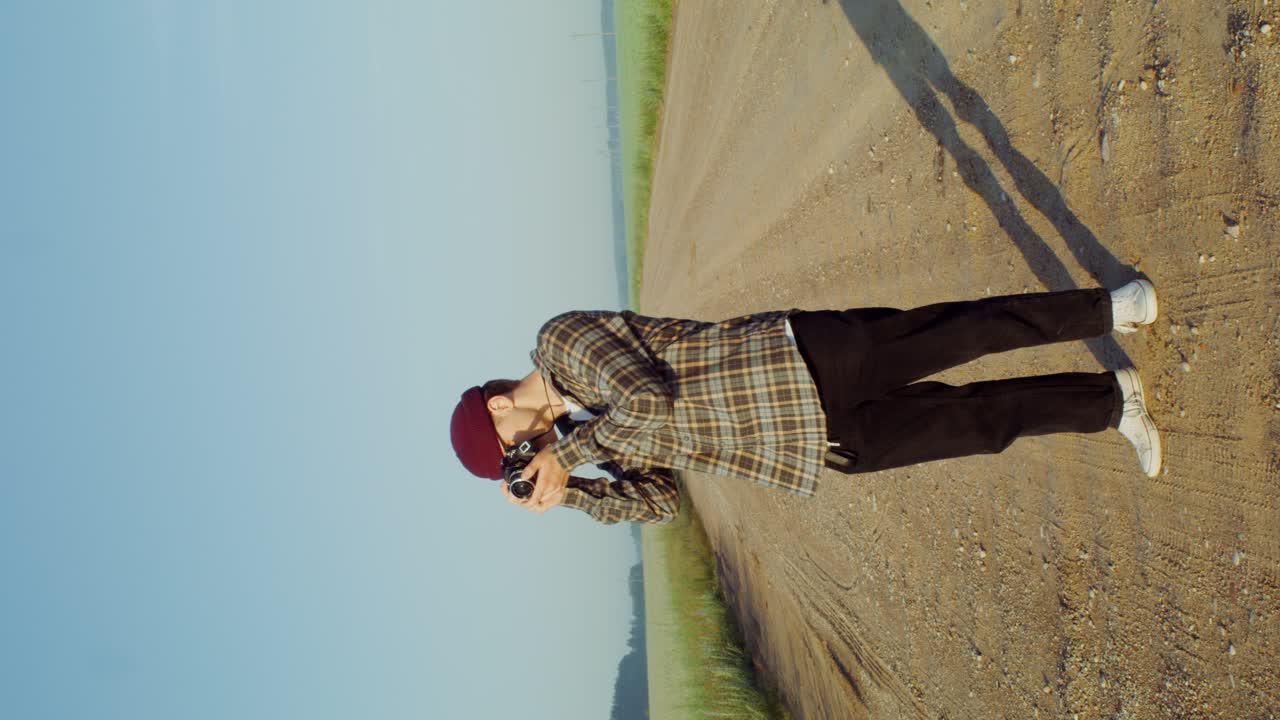 시골 도로 에서 사진 을 찍는 사진작가