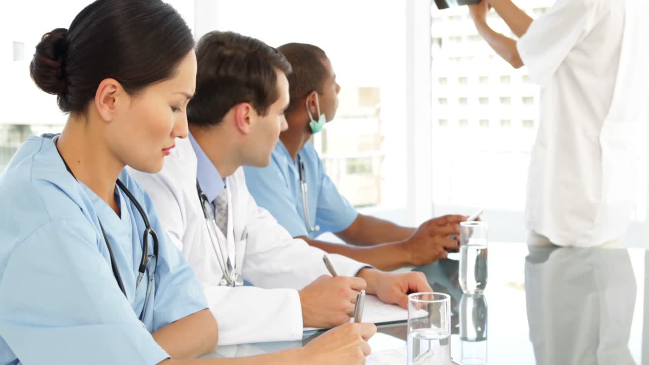 의료팀 이 회의 에서  ⁇ 스레이 에 대해 논의 하고 있다