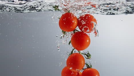 Unterwasseraufnahme-Von-Strauchtomaten,-Die-In-Kochendes-Wasser-Getaucht-Wurden