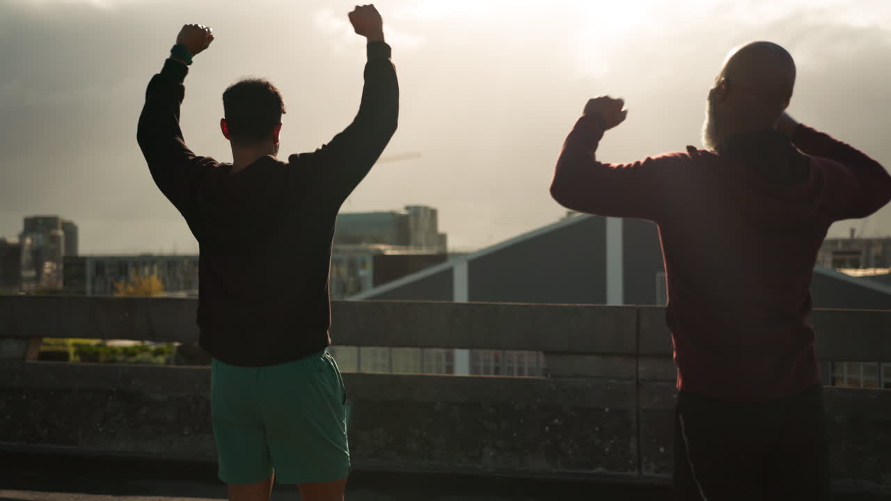 mañana, alto cinco y hombres corriendo en una ciudad