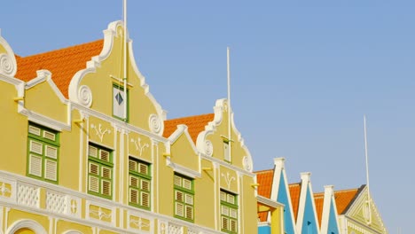 Bunte-Holländische-Häuser-Und-Geschäftsgebäude-Mit-Blauem-Himmel-Im-Hintergrund-In-Punda,-Willemstad,-Curaçao