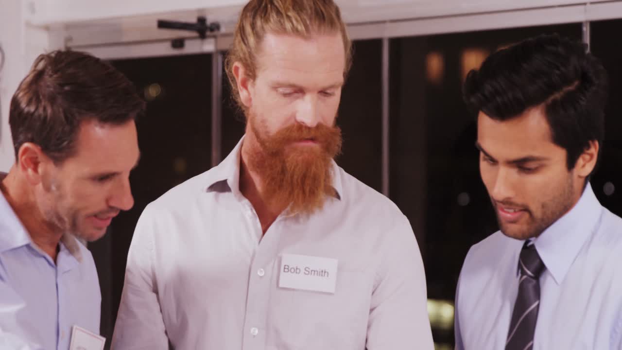 사업가들이 사무실에서 블루프린트를 논의하고 있습니다.