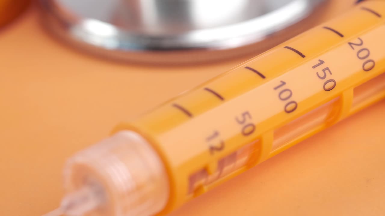 jeringa médica y estetoscopio