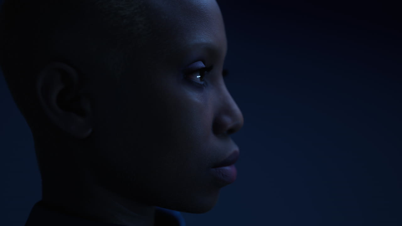 retrato femenino triste en fondo negro