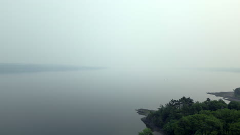 Dramático-Contraste-De-La-Naturaleza-En-Un-Video-De-4k-Con-Drones-Capturado-Sobre-El-Río-San-Lorenzo-En-Quebec,-Canadá