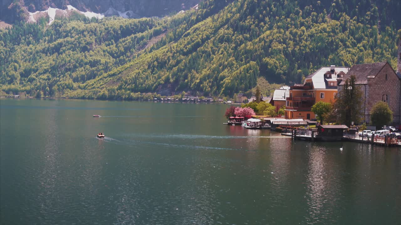 그림 같은 알파인 호수 마을