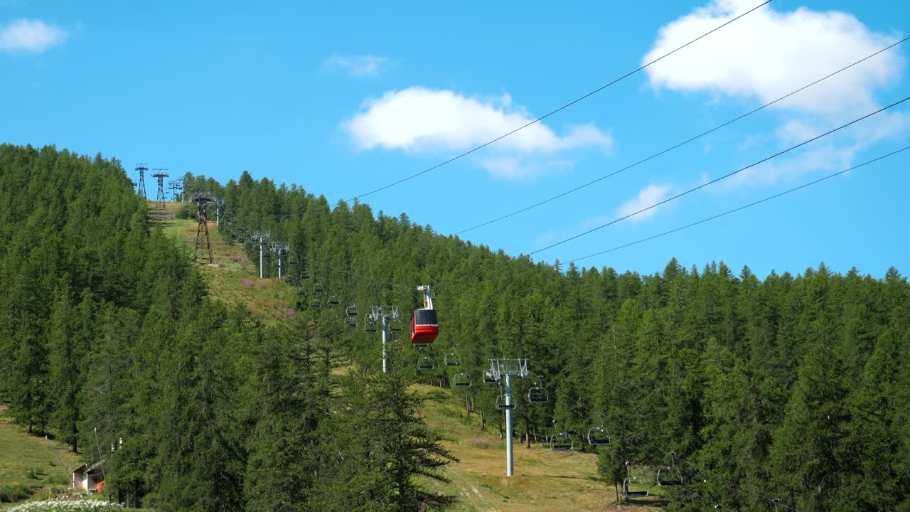Funivia in montagna nelle Hautes-Alpes