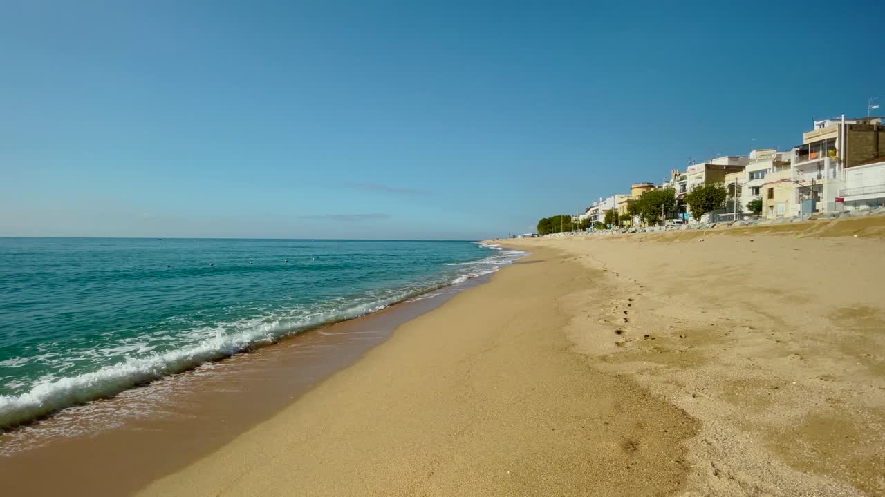 platja de les barques mar campo maresme barcelona costa mediterranea avion cerca azul turquesa agua transparente playa sin gente