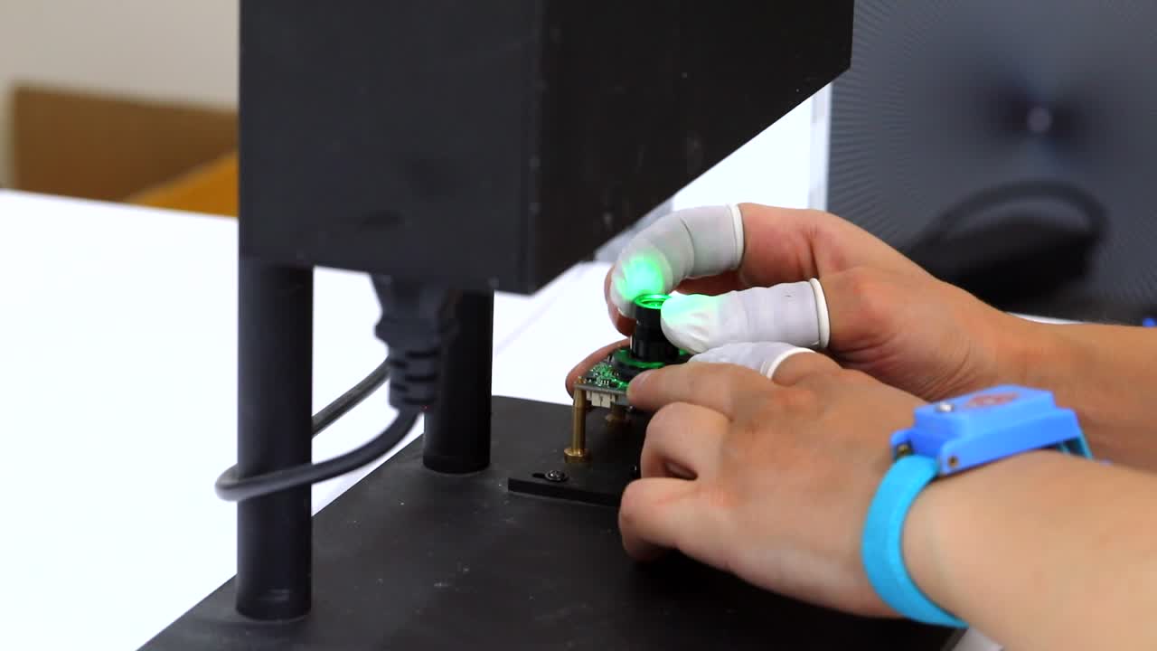 ingeniero enchufe en clavijas de la placa base y ponerlos bajo lupa cerca