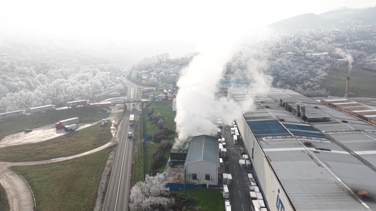 Ripresa aerea di vapore proveniente dal sistema di raffreddamento di una fabbrica metallurgica che crea brina sul paesaggio in una fredda mattina invernale