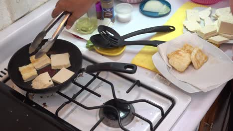 queso frito en una sartén
