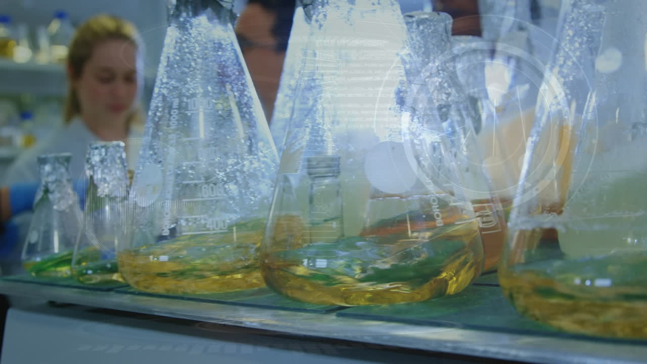 실험실에서 컵 위에서 스 ⁇  스캐닝과 데이터 처리의 애니메이션