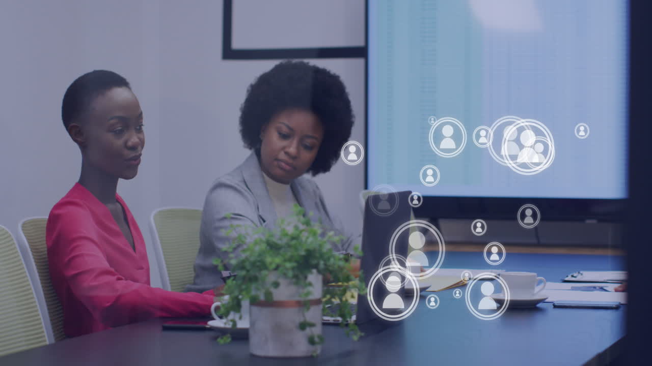 Animazione di rete di icone su diversi professionisti in ufficio