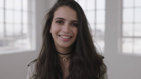 retrato de una joven atractiva sonriendo alegremente mirando a la cámara disfrutando del nuevo estilo de vida en el apartamento