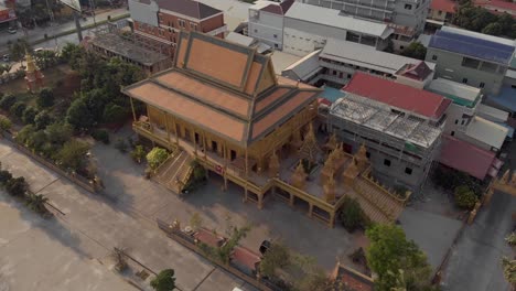 templo dorado llamado wat kean kleang, en phnom penh, camboya