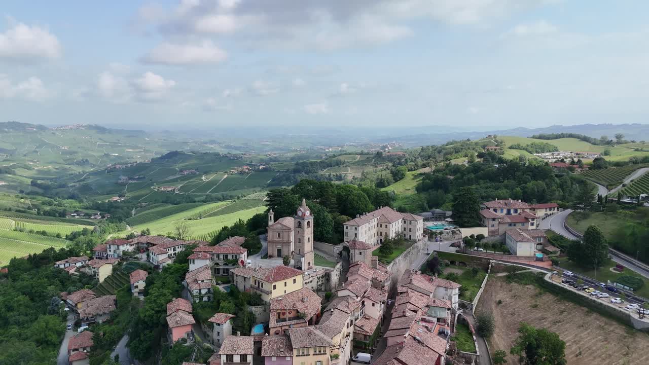 monforte d'alba, langhe region, cuneo, piedmont, 이탈리아: 교회 광장과 horschowsky auditorium의 4k 공중 전망, langhe-roeiro와 monferrato, 왼쪽으로 앞으로 순환.