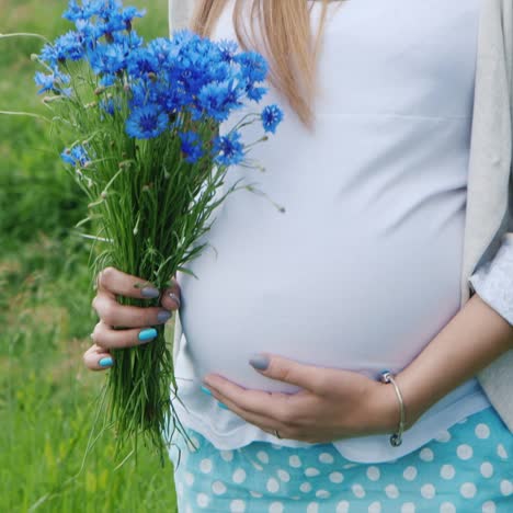 pregnant woman holding flowers