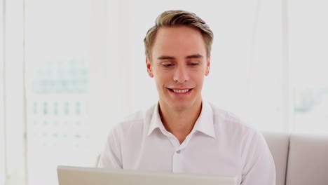 Hombre-Sonriente-Atractivo-Usando-Su-Cuaderno