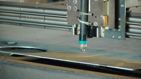 máquina de corte por láser cnc en acción