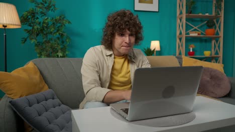 joven trabajando en una computadora portátil en casa