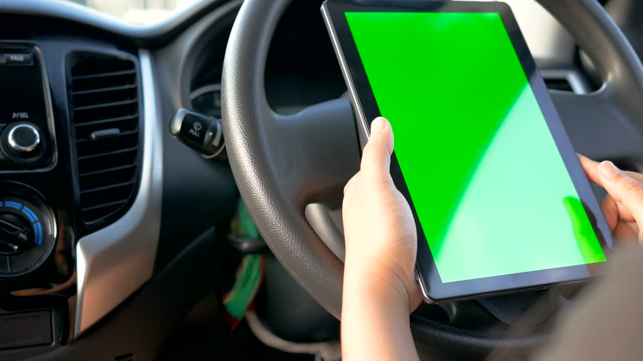 foto de cerca de las manos de una mujer usando una tableta con pantalla verde. seleccione el enfoque. profundidad de campo poco profunda.