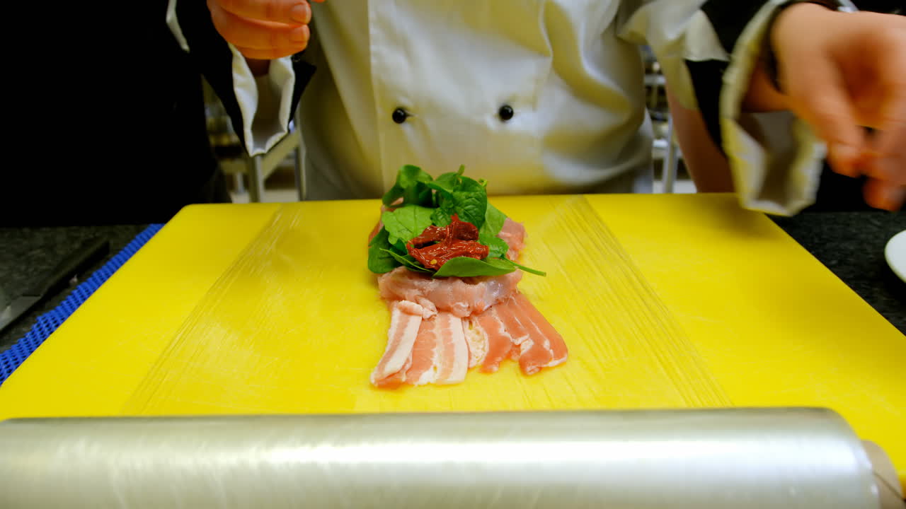 요리사 4k에서 고기를 장식하는 요리사