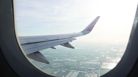 vista desde la ventana del avión durante el descenso