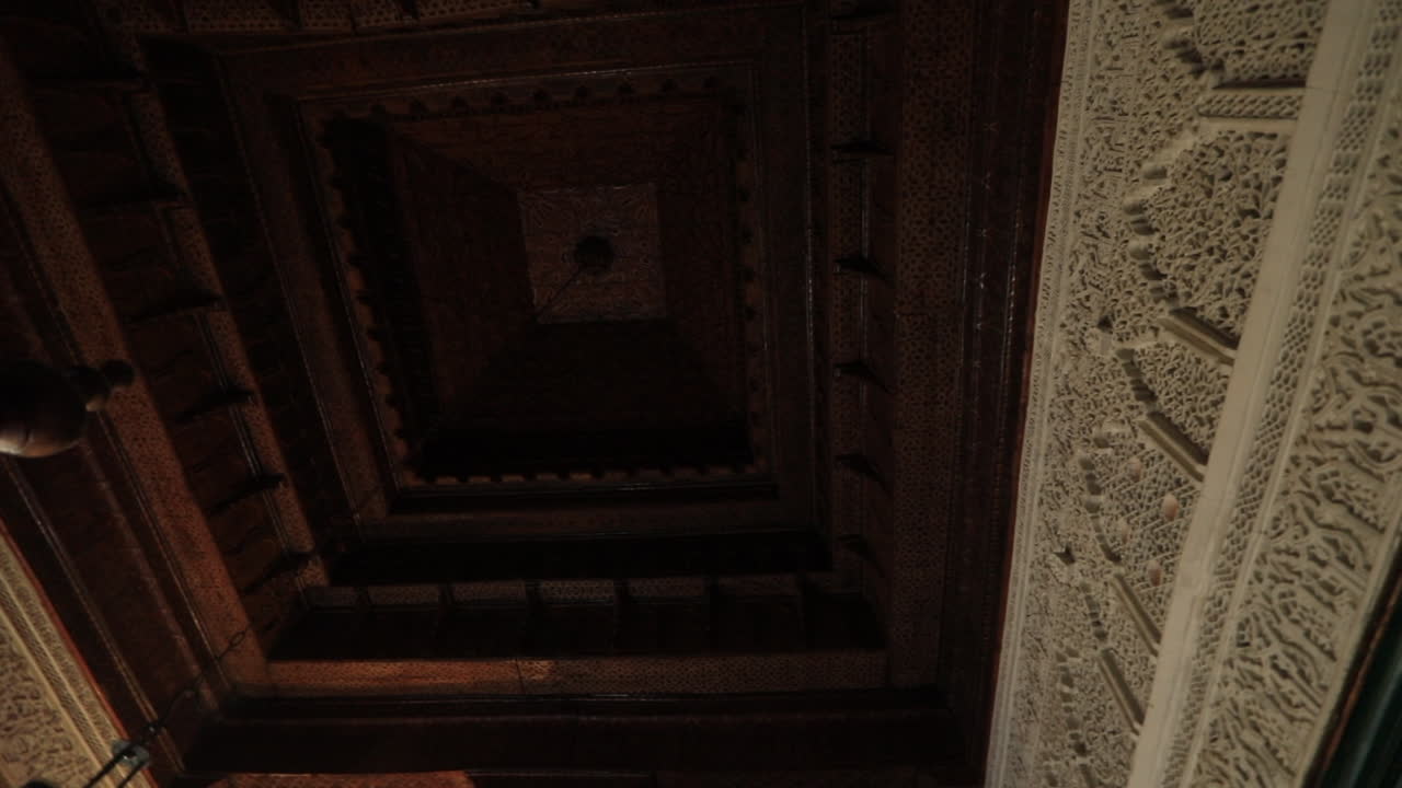 intrincado techo de madera en un antiguo mausoleo árabe en túnez con detalles ornamentados y iluminación tenue