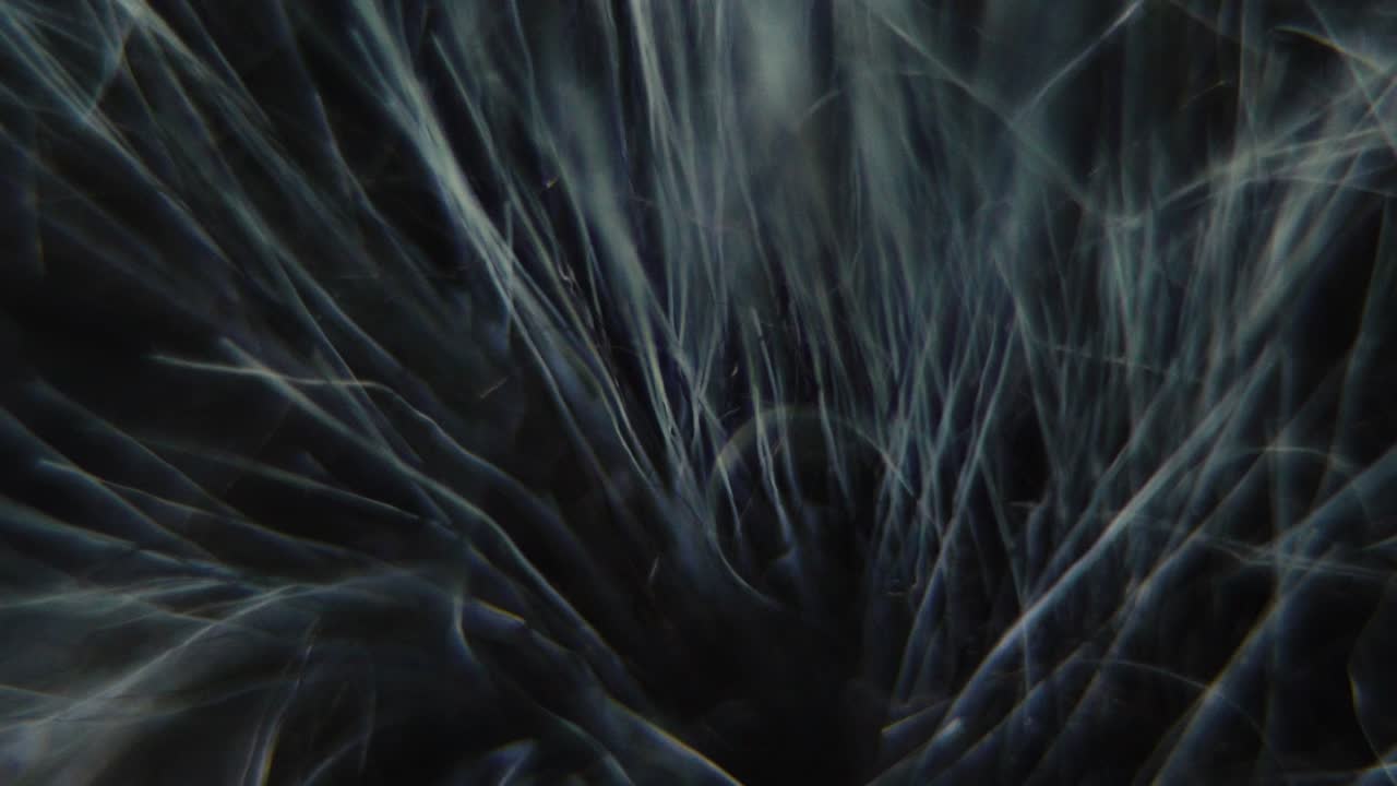 Macro di un antivento per microfono a fucile, copertura pelosa in primo piano, attrezzatura per la ripresa, attrezzatura per la registrazione audio, slow motion a 120 fps, Full HD, movimento fluido di panoramica verso il basso