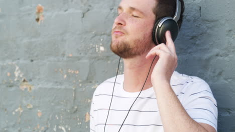 hombre escuchando música con auriculares