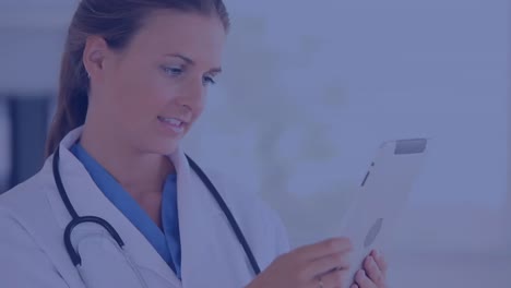 médico usando una tableta con estructuras moleculares en movimiento