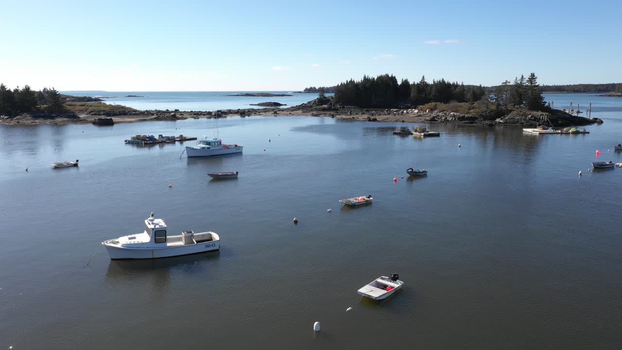 Rekaman drone terbang melintas di atas perahu-perahu yang terparkir di Vinalhaven, Pesisir Maine, Kepulauan Fox, Knox County, Maine, AS.