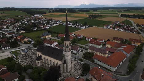 Pueblo-Bávaro-Cerca-De-Chiemsee-Y-Traunstein-Con-Iglesia-Católica-Con-Cementerio-Y-Torre