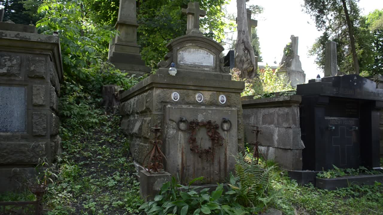 Starobylé krypty. Lvov, Ukrajina. Lychakovský hřbitov, historický a pamětní areál (od roku 1991) ve Lvově v historické čtvrti Lychakov, jeden z nejstarších hřbitovů Ukrajiny.