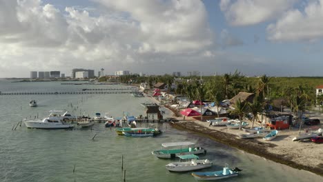 Toma-Aérea-De-Aviones-No-Tripulados-En-Movimiento-Hacia-Adelante-De-Lanchas-Turísticas-Atracadas-A-Lo-Largo-De-La-Hermosa-Playa-De-Cancun-En-México-En-Un-Día-Nublado