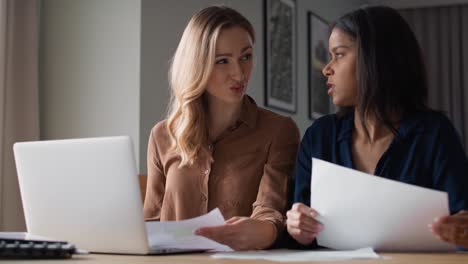 Zwei-Frauen-Arbeiten-Im-Heimbüro-Zusammen.