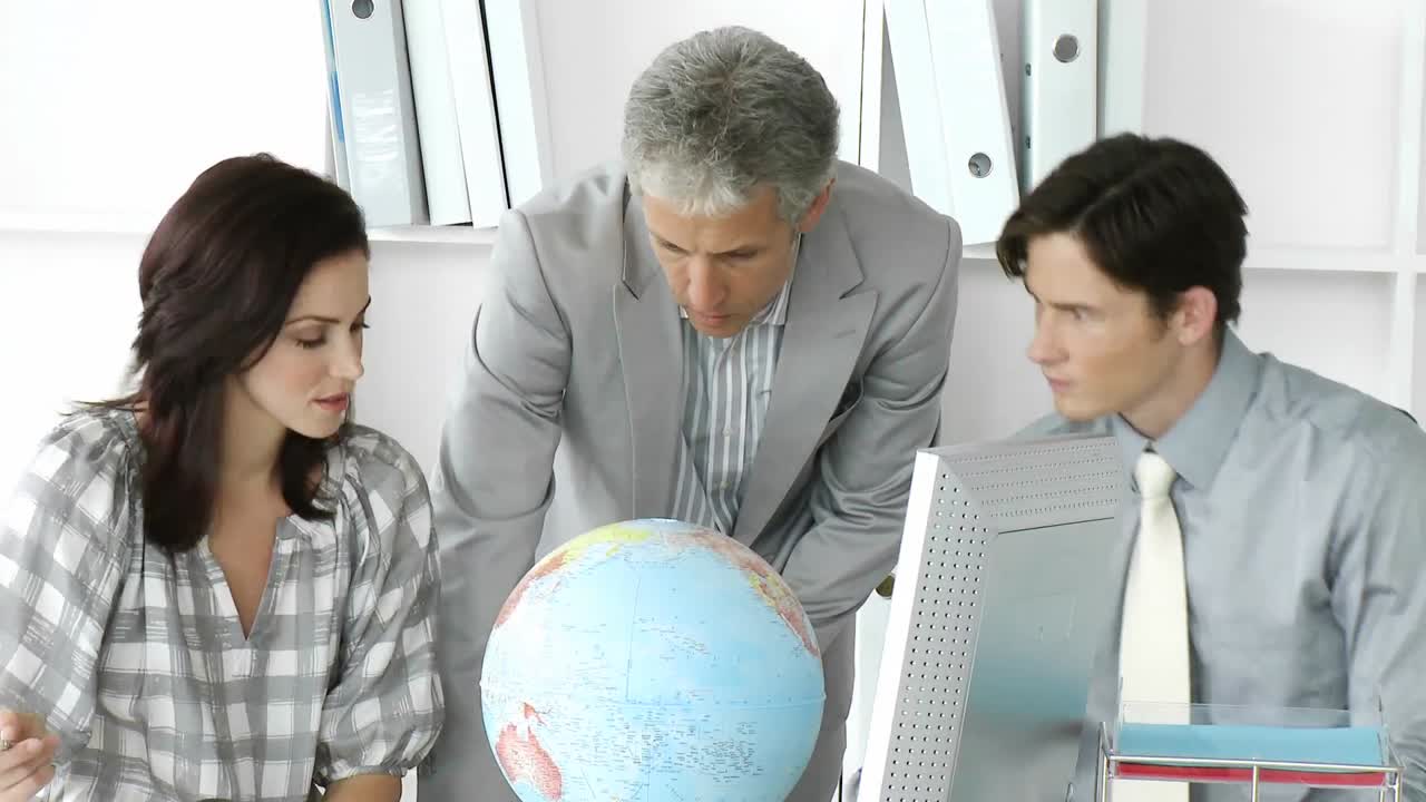 амбициозные бизнесмены собрались вокруг земного шара.