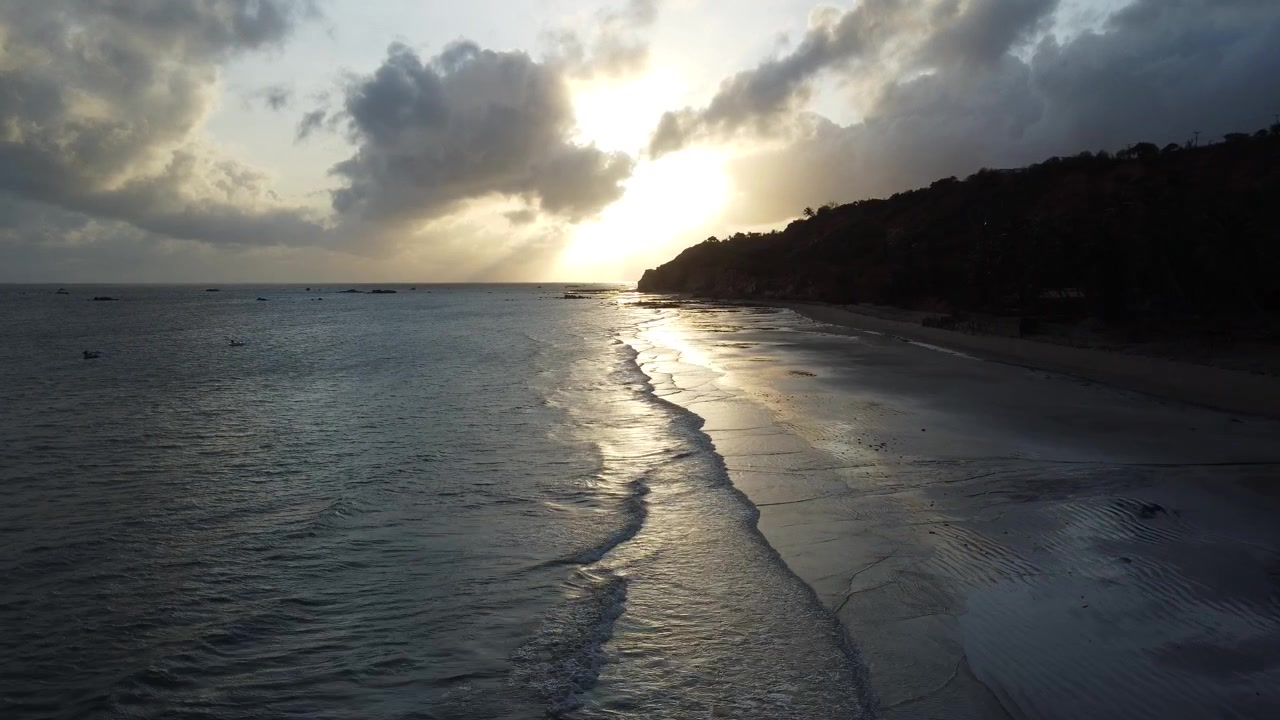 Drone che vola basso all'alba su una spiaggia deserta nel nord-est del Brasile, luce dorata