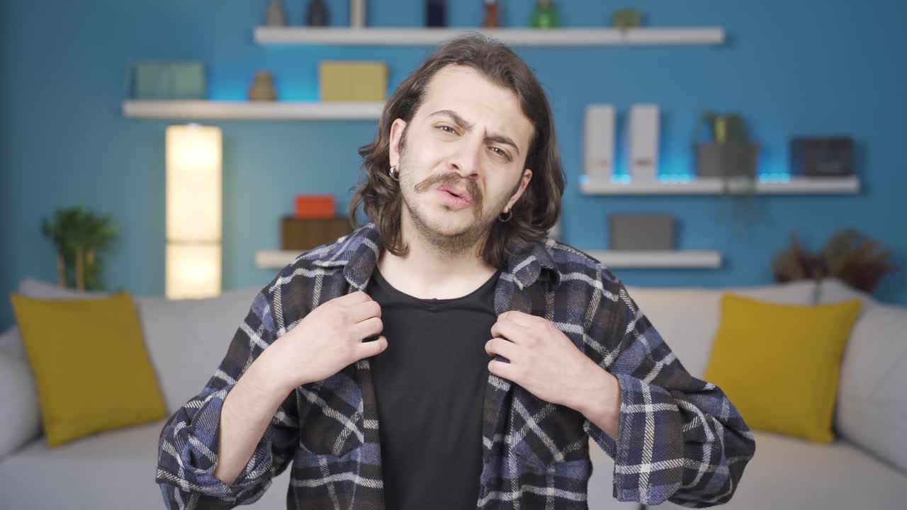 걱정하고 화가 난 남자가 카메라를 쳐다보고 있습니다. 무슨 일이 있었는지에 대해 불만을 표시합니다.