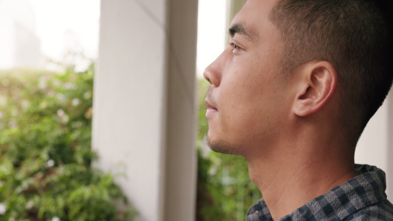 밖에서 평화롭게 커피를 마시는 생각을 하는 사람