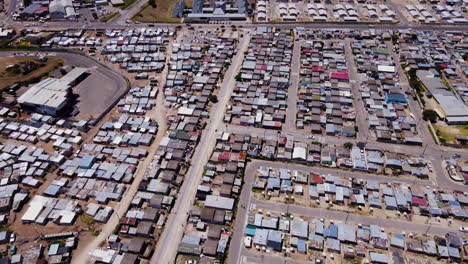 Tiro-Inclinado-Hacia-Abajo-De-Un-Dron-Sobre-Un-Asentamiento-Informal---Zwelihle,-Hermanus