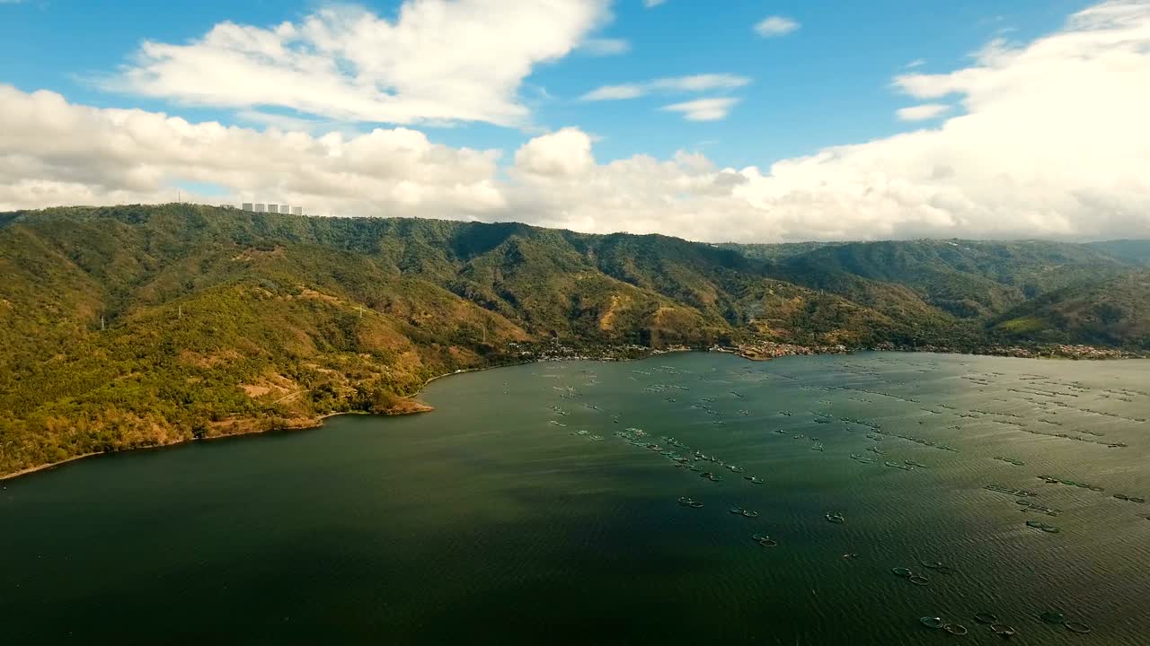 필리핀 손 호수 (lake taal luzon) 에서 생선 양식