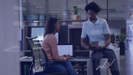 análisis de datos y animación de gráficos sobre personas de negocios discutiendo en la oficina