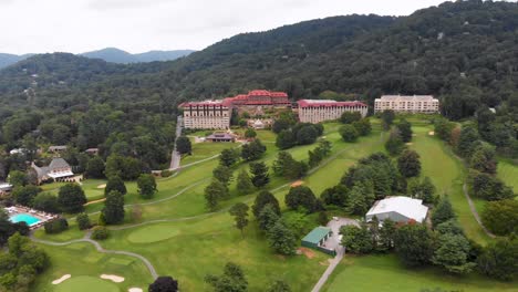 Video-De-Dron-De-4k-Del-Campo-De-Golf-En-El-Histórico-Grove-Park-Inn-En-Asheville,-Nc-En-Un-Día-Soleado-De-Verano-4