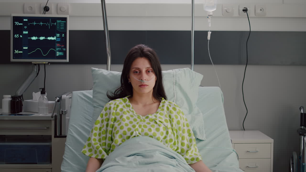 Ritratto di donna malata che indossa tubo di ossigeno nasale che riposa a letto