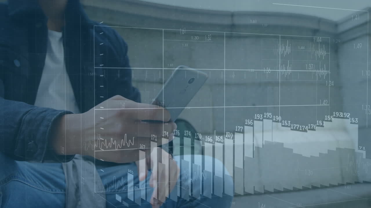 sosteniendo un teléfono inteligente, persona con gráficos de datos financieros y animación sobre ellos