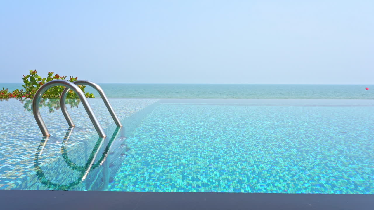 Kristallklares Wasser im Infinity-Pool mit Meerblick