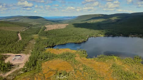 lago natural rodeado de árboles verdes en un día soleado de verano en salen, dalarna, suecia