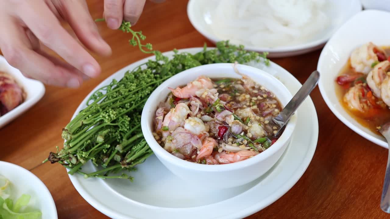 손 은 아시아 요리 의 그 을 장식 하고 있다